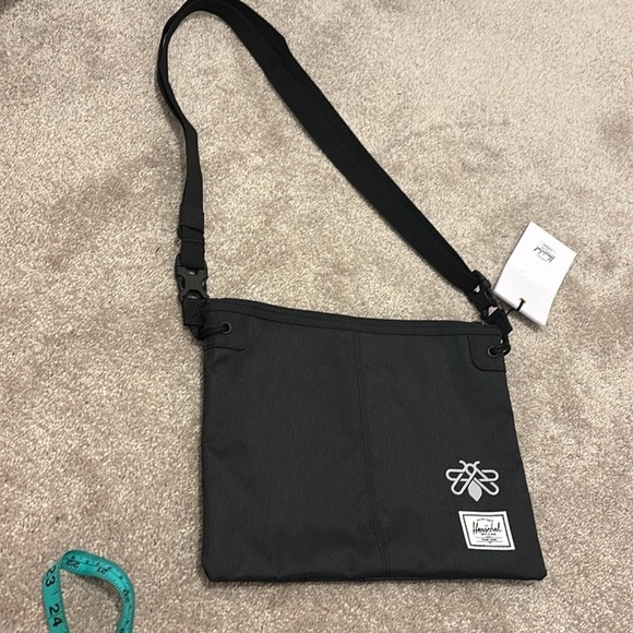 Hershel Nylon envelope style adjustable unisex shoulder crossbody bag new - Picture 9 of 17